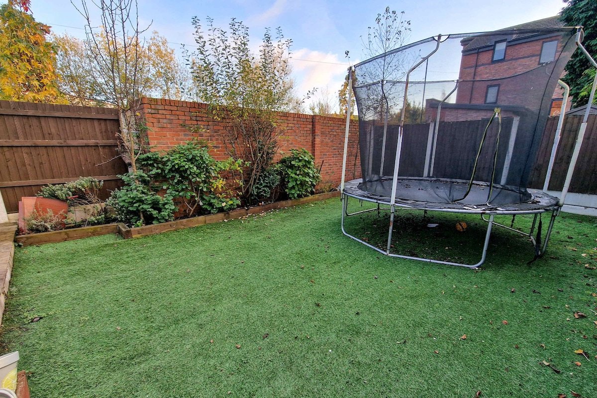 4 Bed Home in Altrincham by City SuperHost gallery image 4