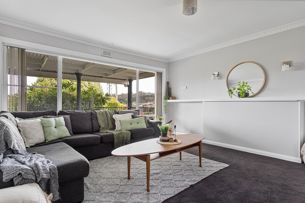 Legana Lodge – Your home away from home -12 guests gallery image 2