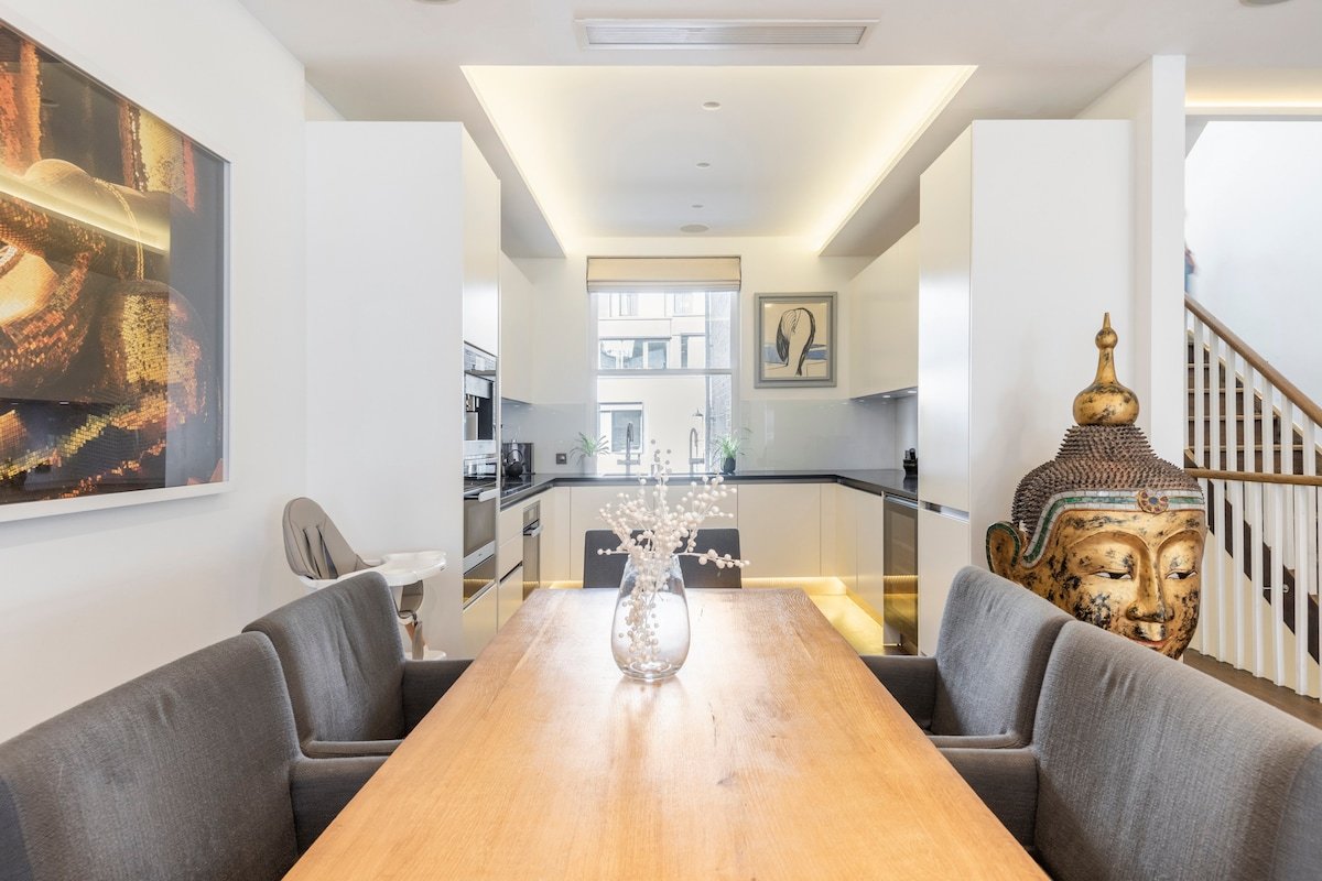 Minimalist Design Townhouse with Rooftop Terrace gallery image 3