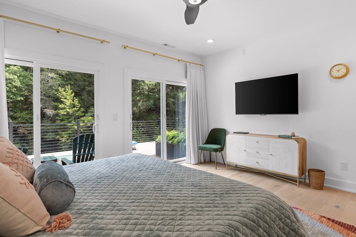 lA Rare Holiday Opening at Driftwood Rapids Villa! gallery image 3