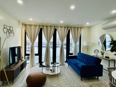 Chic Penthouse w/Terrace, Laundry,15mins to Midtwn
