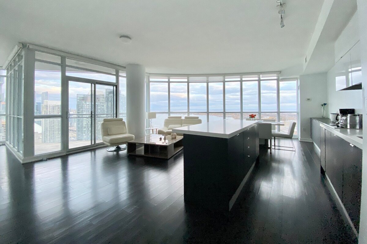 Panoramic Bright Lakeview Condo Free Parking gallery image 3