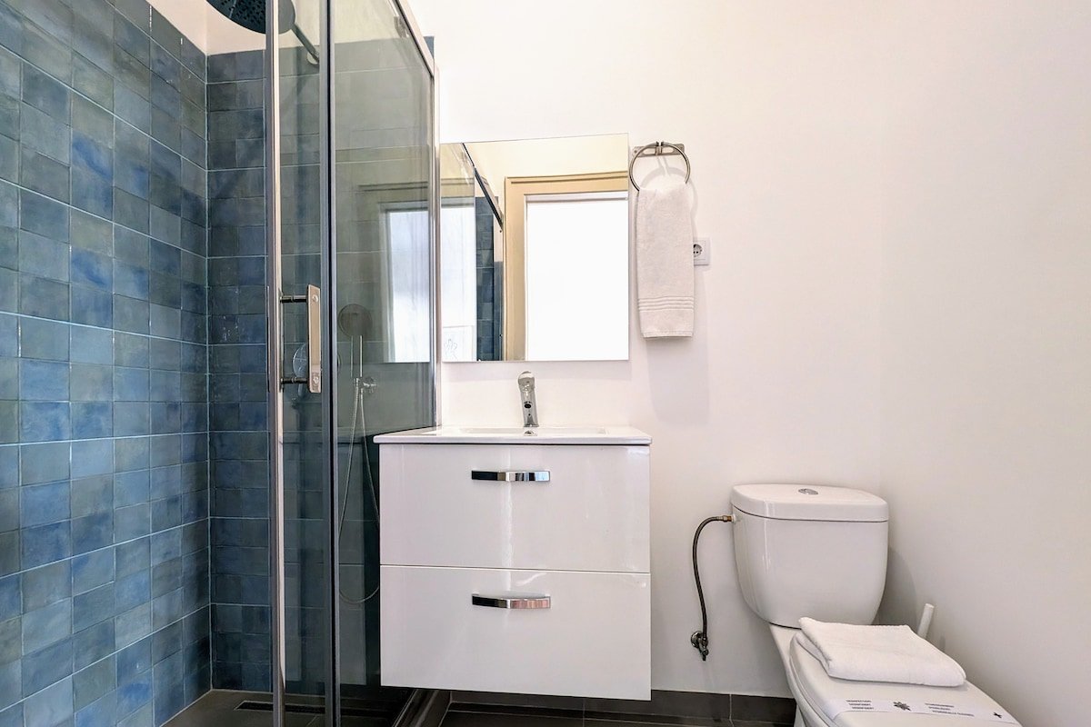 New! Kings Apartment V gallery image 5