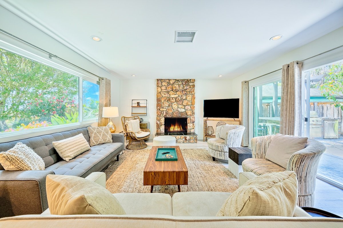 Private Pool Oasis-hot tub, yard, close to beach gallery image 4