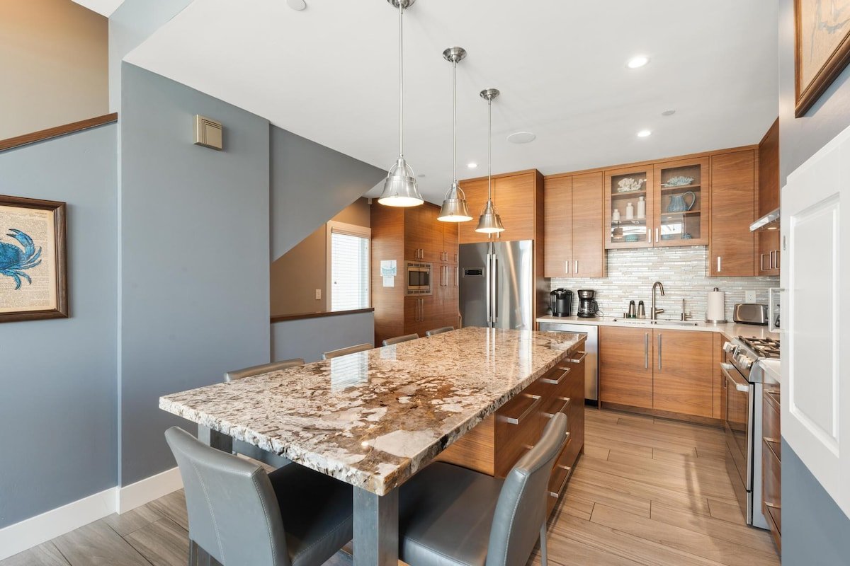 Modern beach house only 8 houses to the sand gallery image 3