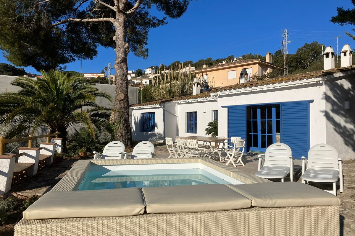 BIG HOUSE with BBQ and dining room outside