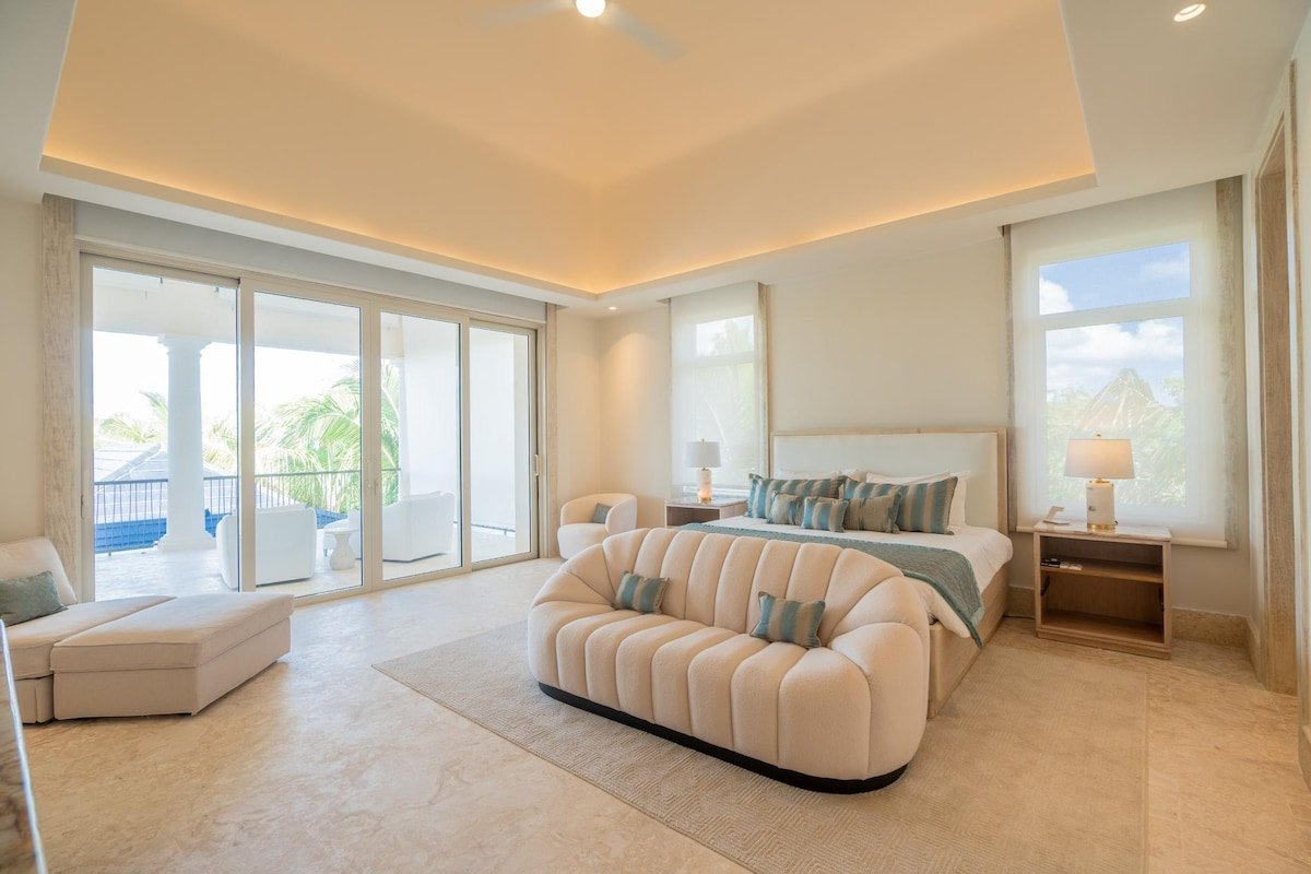 Walking distance to beach, heated pool, spa & gym gallery image 2