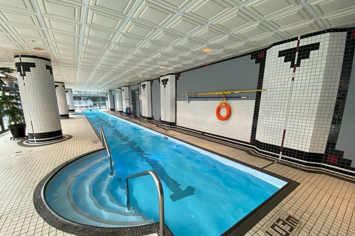 Fabulous DT 2 BR 2 BA POOL+Parking Great Location gallery image 4