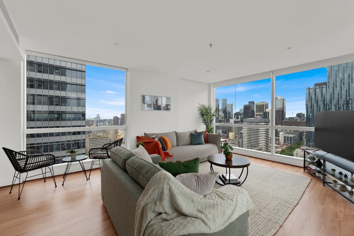 Breath-taking, 270 degree views of the city gallery image 3