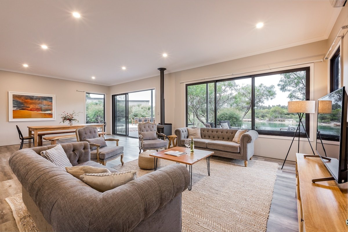 Bonnie: Lakeside Relaxation surrounded by Wineries gallery image 4