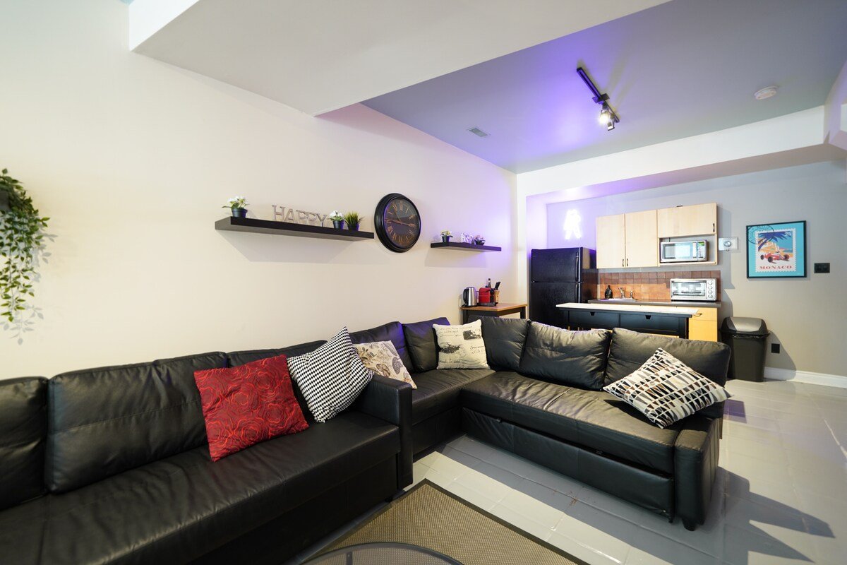 Unique King West Casa Sleeps 14 With 2 Parking gallery image 5