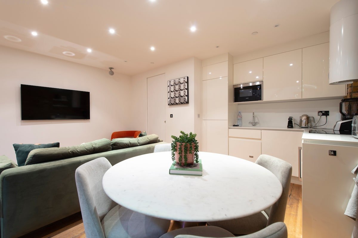 Stylish Soho Flat · 2 Bed 2 Bath · Central London gallery image 4
