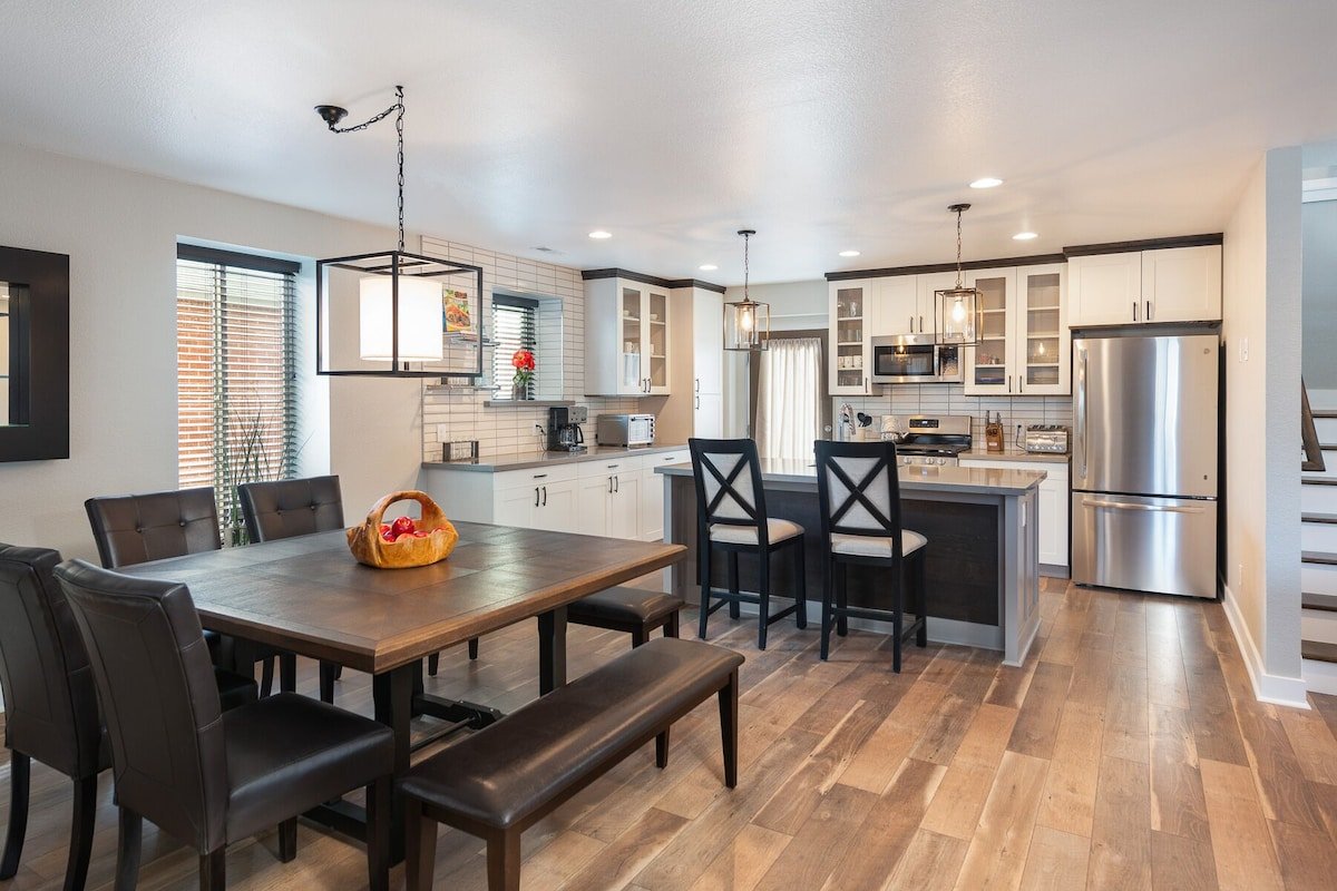 Brand New Spacious 4bd 4ba, Game Room, Deck, Patio gallery image 2