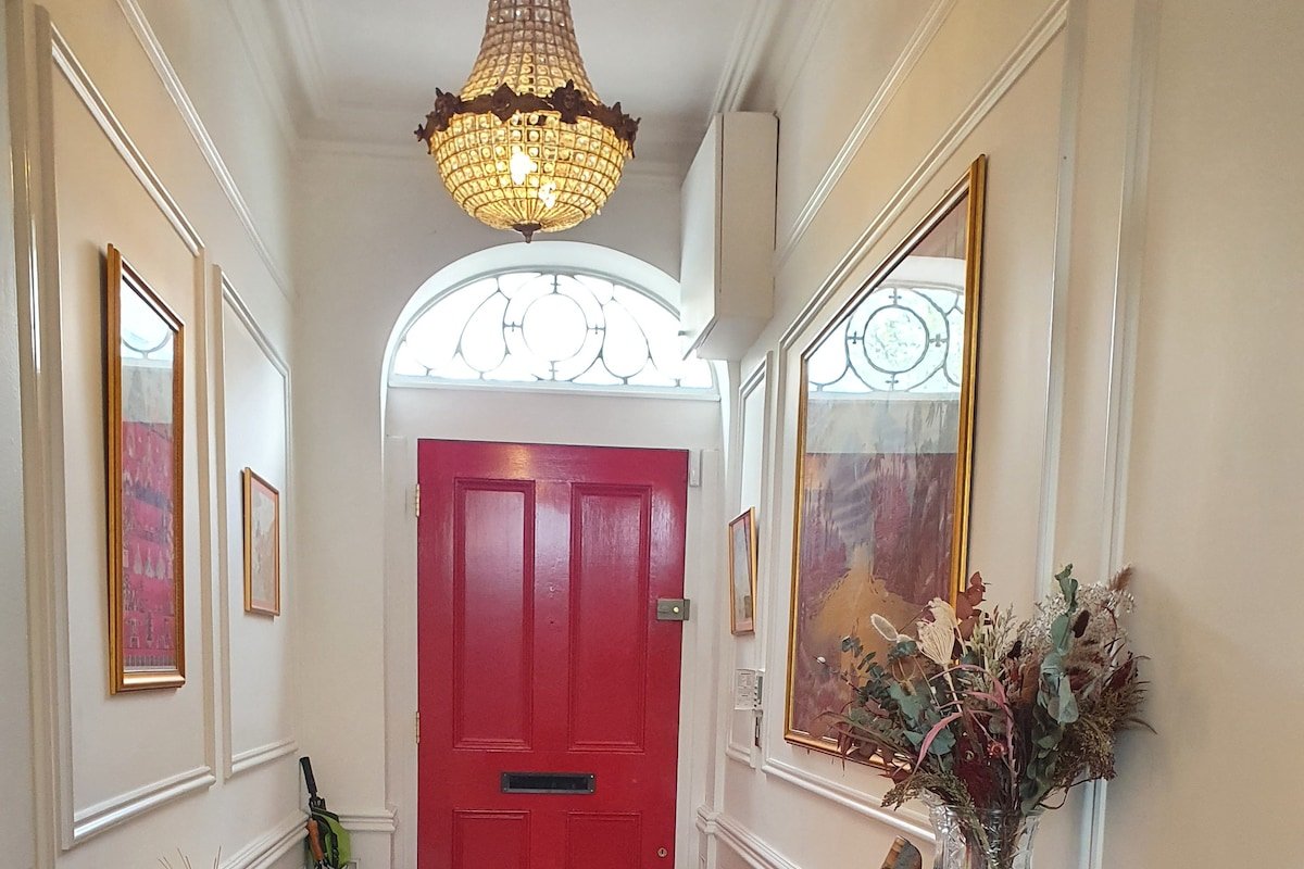 New Spacious Georgian House, Centrally Located! gallery image 5