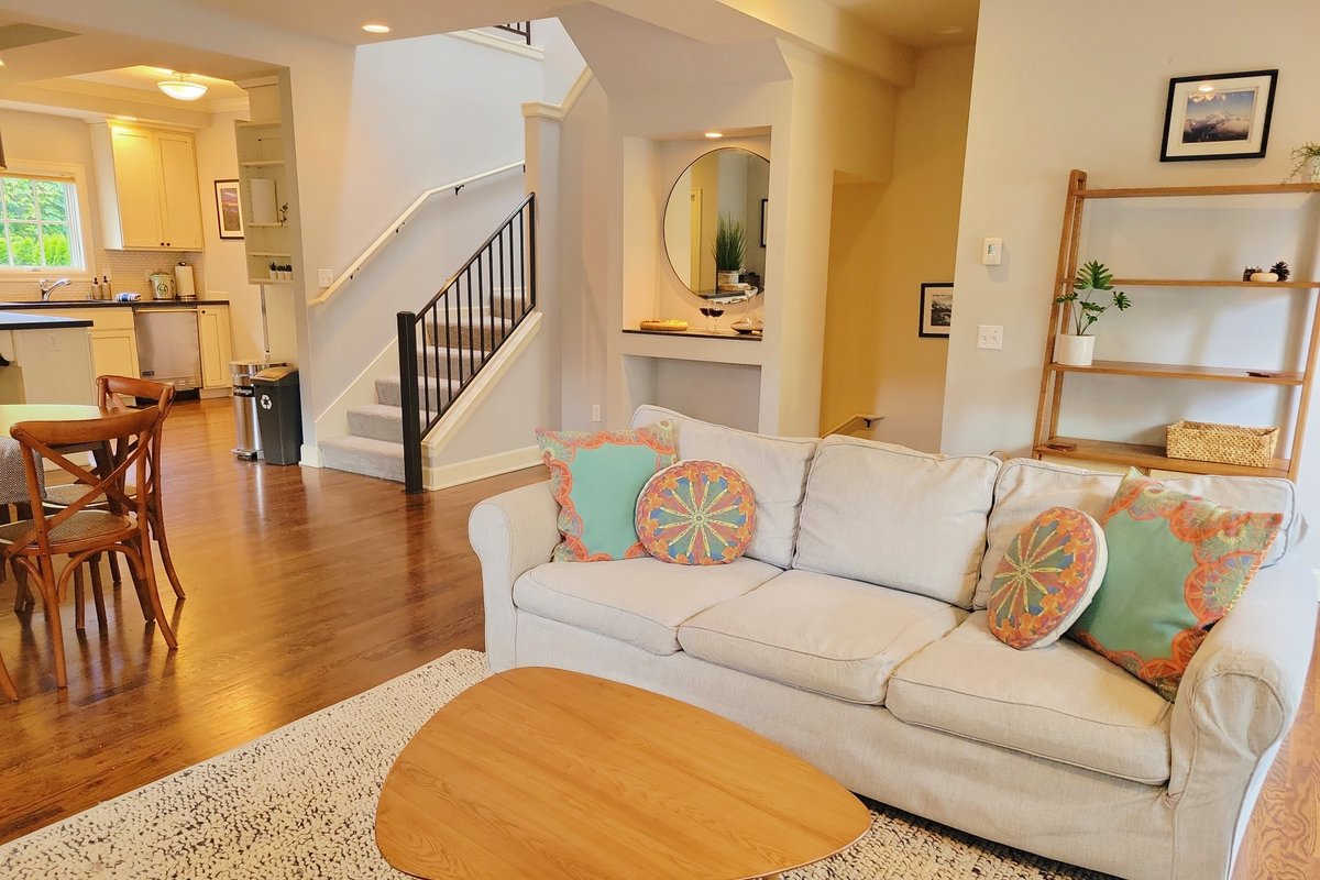 Classic Admiral District Townhome in West Seattle