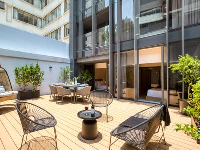 Iconic Apt w/Private Patio | Rooftop+Gym+B/Center