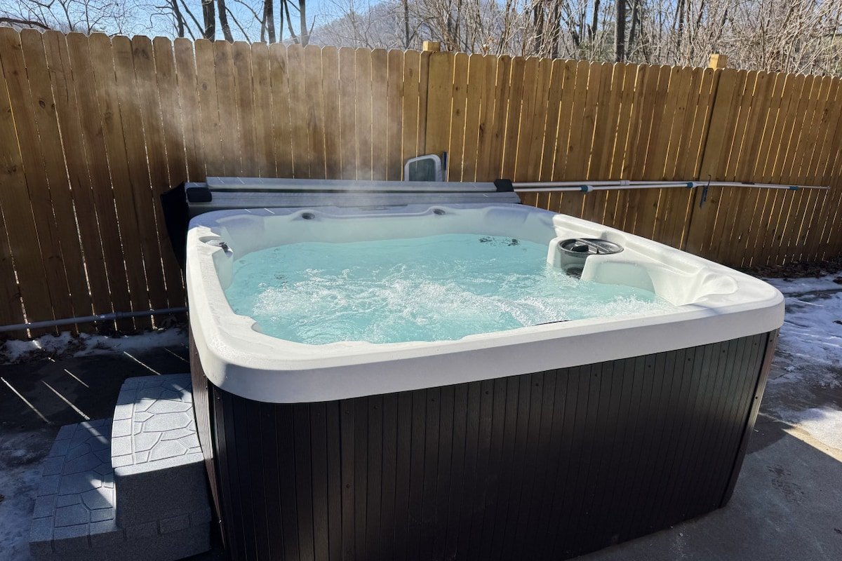 CozyEscape: Hot Tub,Fireplace, Firepit, Sleeps 14! gallery image 4