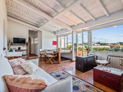 Trastevere penthouse with double exposure