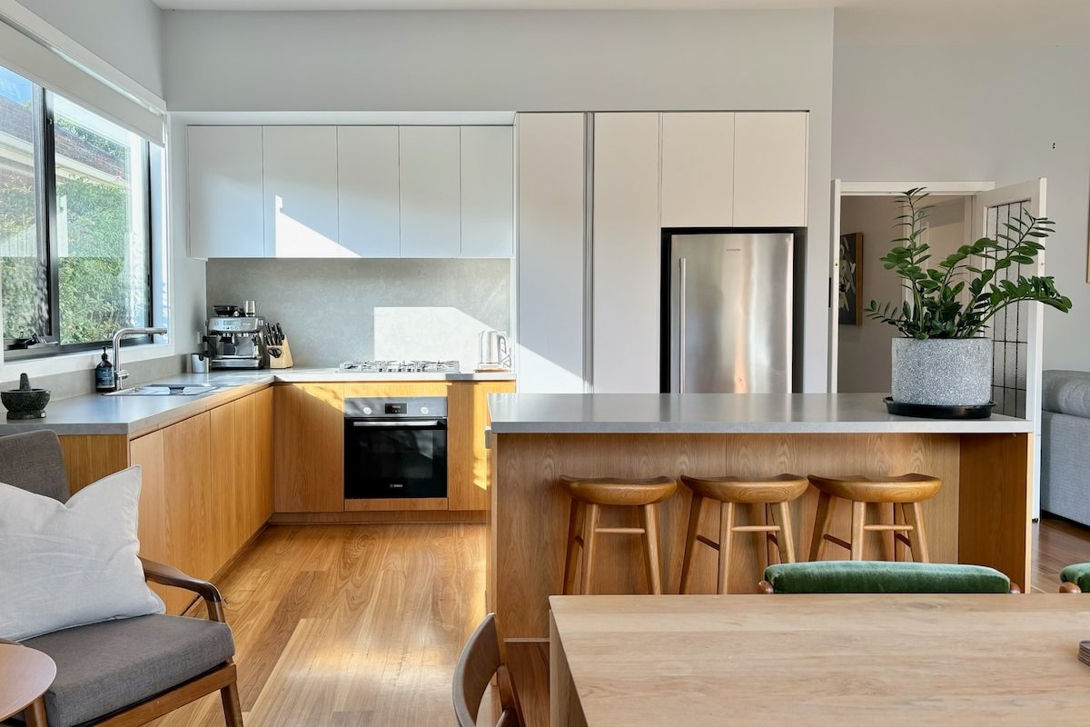 Renovated 3BR Bungalow, Near Train & Market gallery image 3