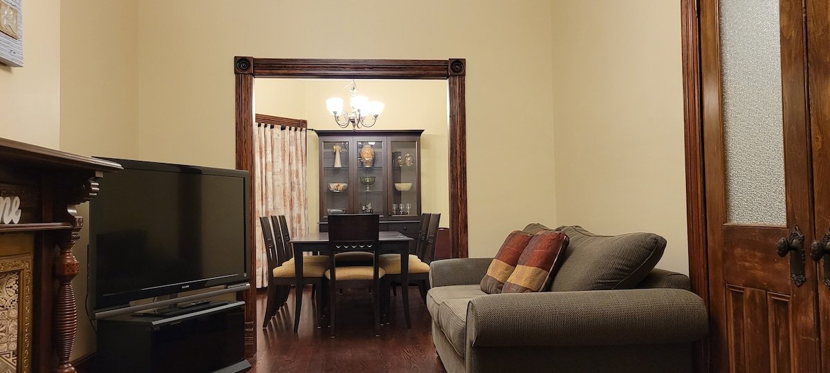 Cozy Victorian Home in Prime Location Little Italy gallery image 2