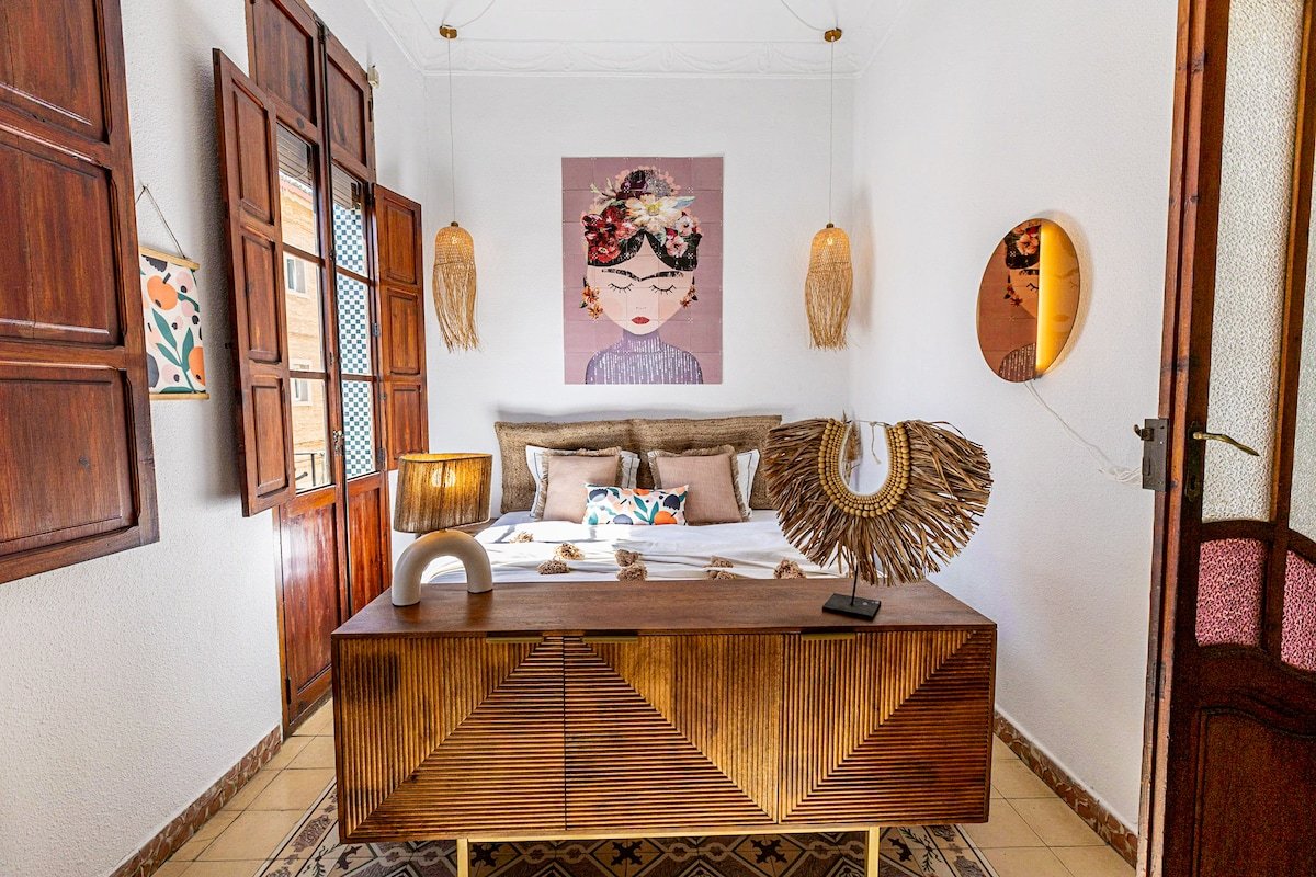 Spanish house- high ceilings and close to beach gallery image 2