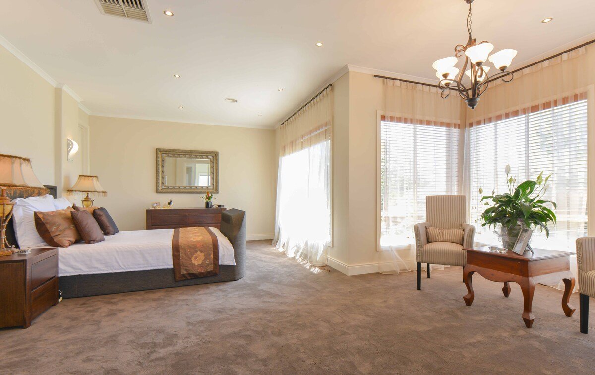 Brighton Mansion with Pool sleeps 8 gallery image 3