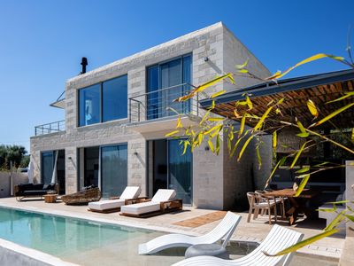 BRAND NEW Lux Villa*Heated SaltyPool*BBQ*SeaView