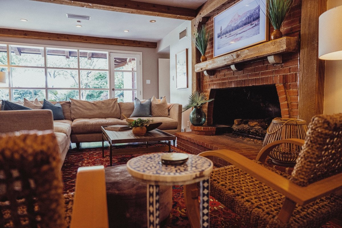 4BR Highland Park Oasis w/ Pool & Hot Tub gallery image 3