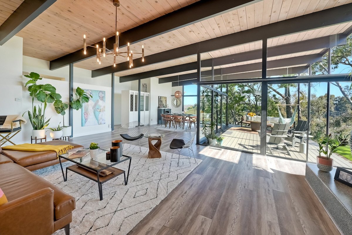 Breathtaking Mid-Century Modern Retreat – Views! gallery image 2