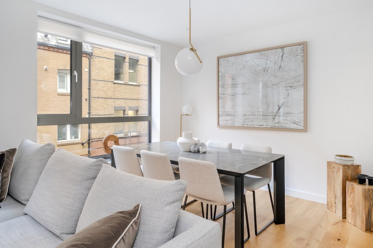 Stunning Townhouse with Gym and AC gallery image 3