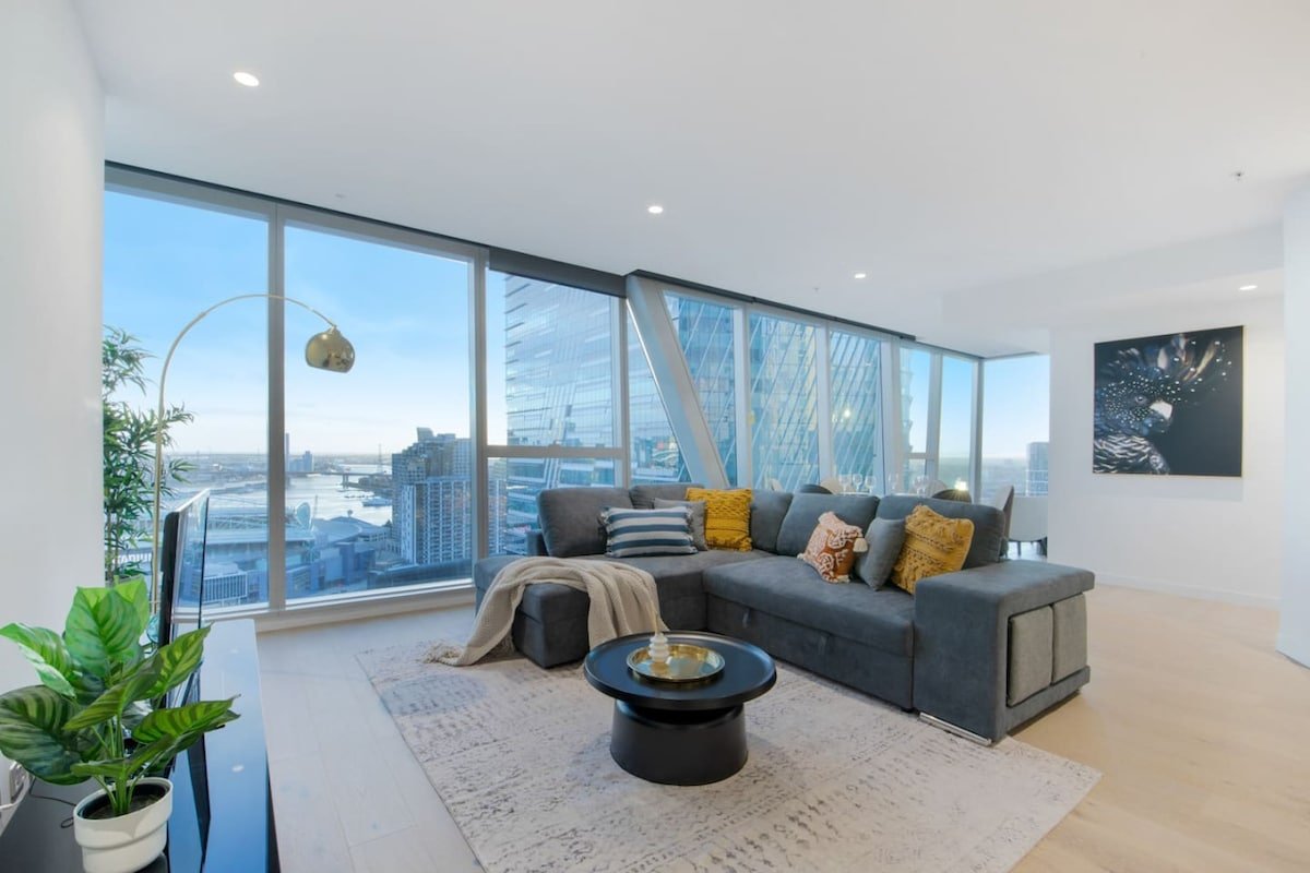 Fireworks! Harry – WSP 3B2B w Parking near Skybus! gallery image 3