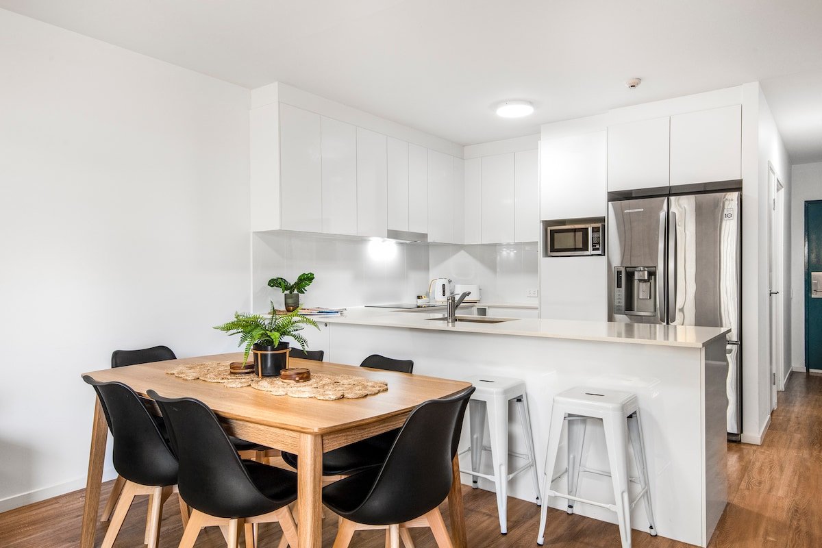 Renovated 2 bedroom poolside apartment gallery image 5