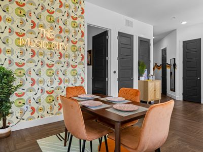 Patio – Pool – 5 min Walk to Broadway