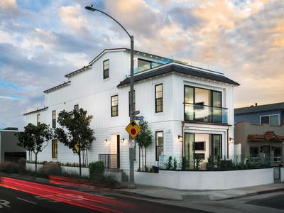 Stunning 3 Story w/ Rooftop Deck: 130 39th