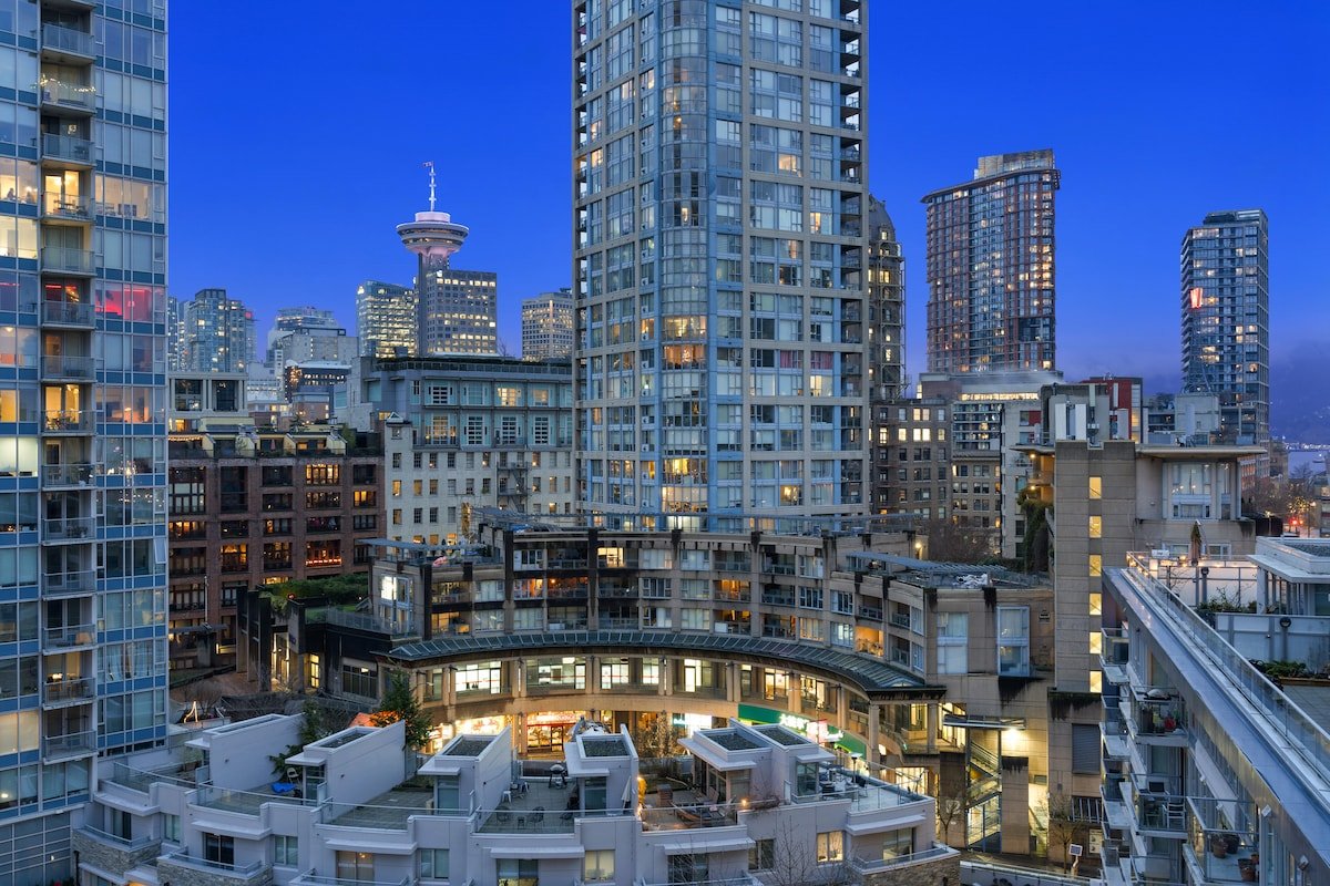 Beautiful, Modern, Luxury, Comfortable Condo gallery image 3