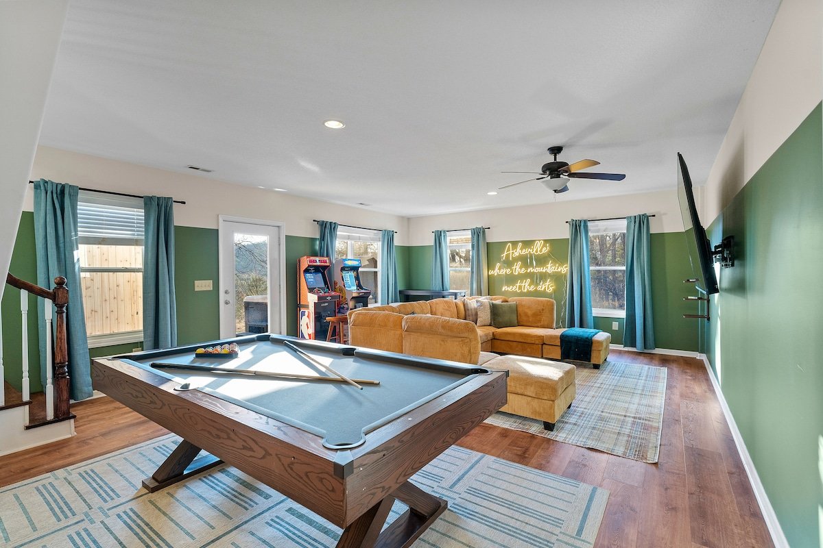 Mtn Views! Hot Tub, Sauna, GameRoom, Theatre, Golf gallery image 5