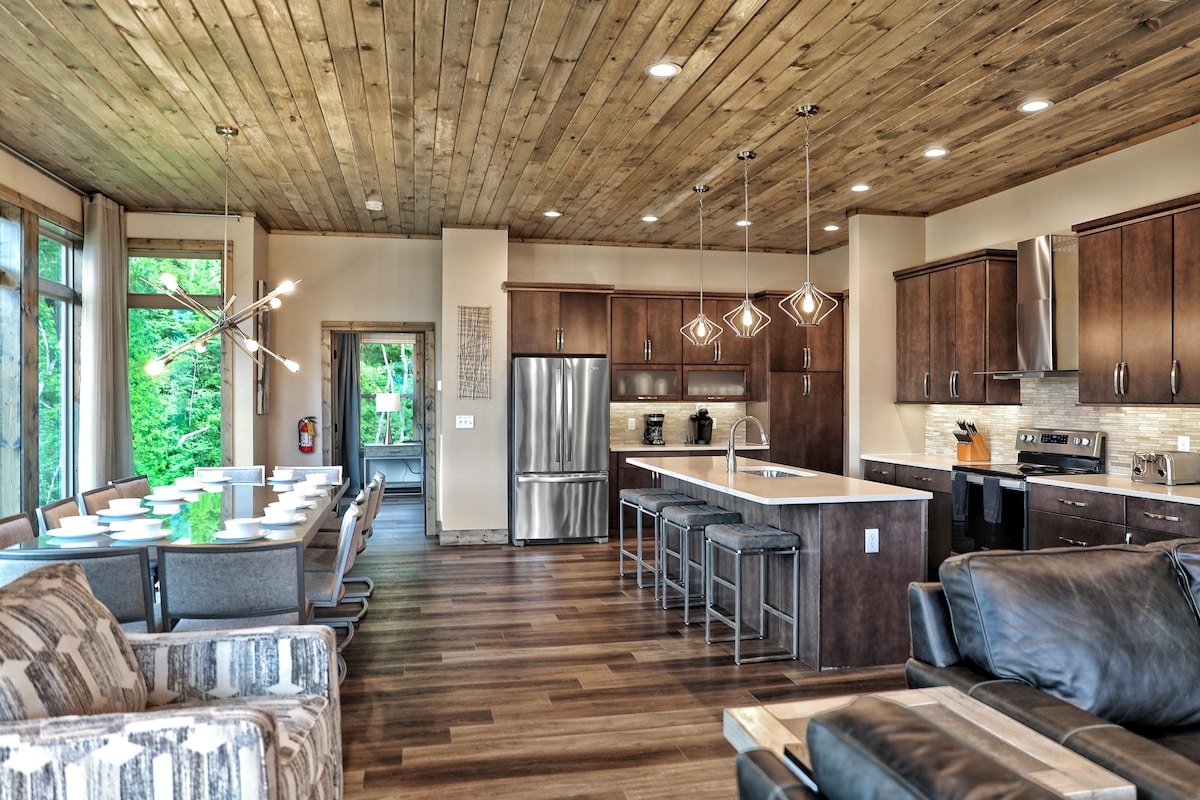 Modern Downtown Cabin! 6 Master Suites & Nursery! gallery image 3