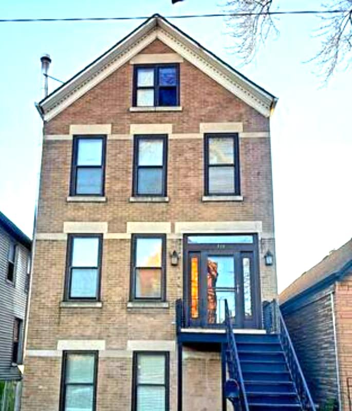 Chicago’s Bridgeport Huge 4 Story w/Garage Parking gallery image 2