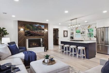 Luxury 1800sq.ft Home – Sleeps 8 gallery image 3