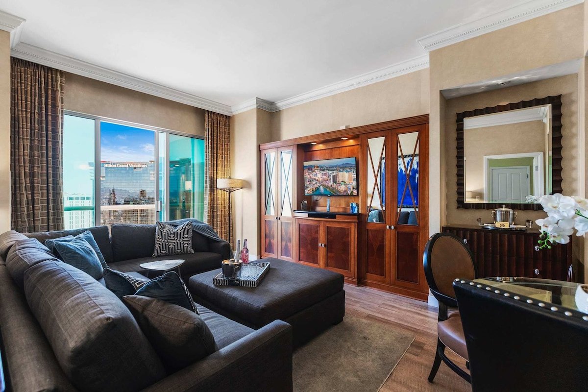 Penthouse Strip Views 2BDR + Balcony + Free Valet gallery image 5