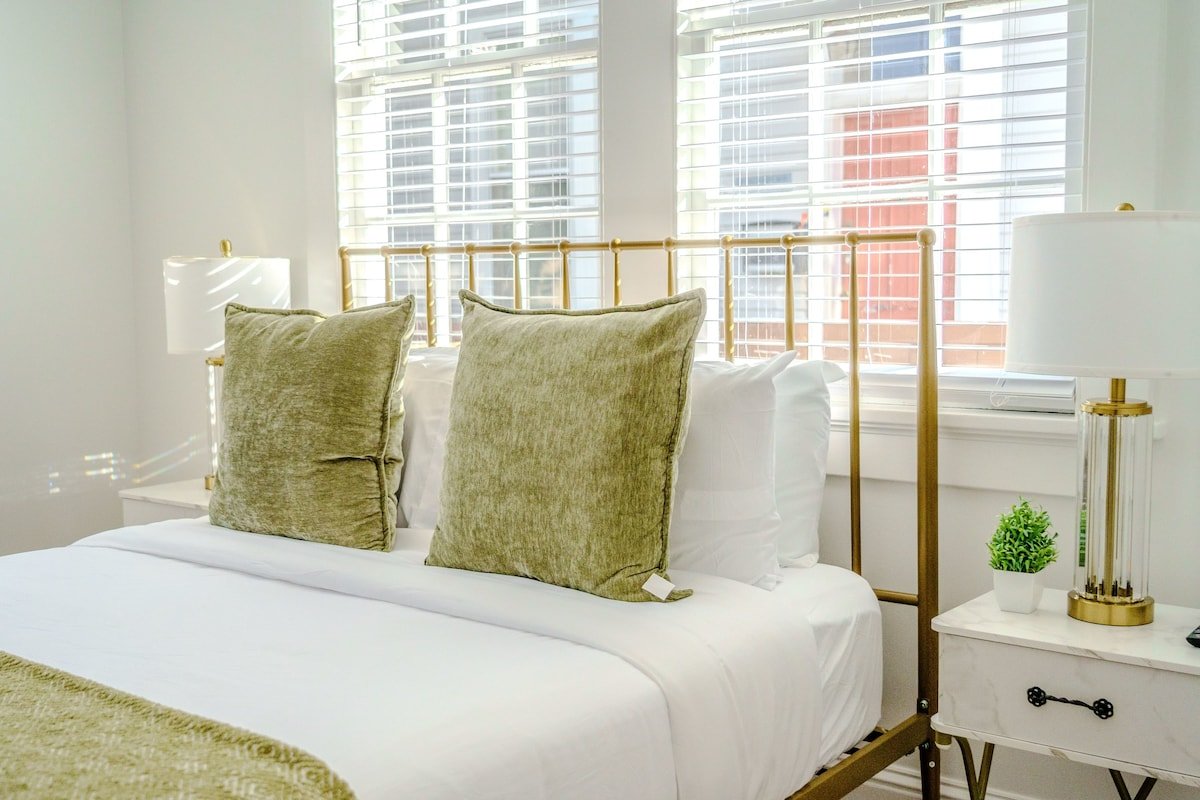 *Renovated Gem*I Chic & Central I Gated Parking gallery image 4