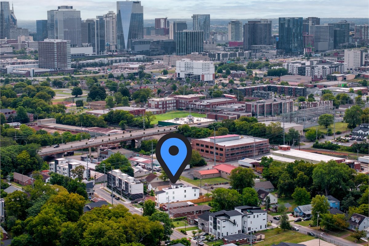 Downtown Luxury! | 7 minutes to Broadway | HotTub! gallery image 5