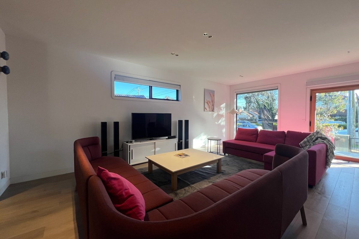 Luxury Holiday Home- Deakin Uni & Boxhill Hospital gallery image 3