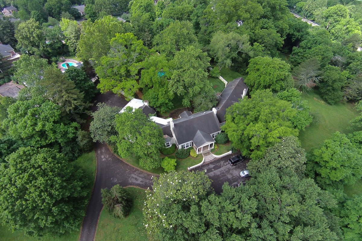 $4M – 9,000ft Belle Meade Estate w/ Pool gallery image 3