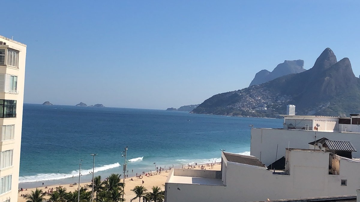 30 secs to the beach, 3 balconies, 2 bdrms ensuite gallery image 3