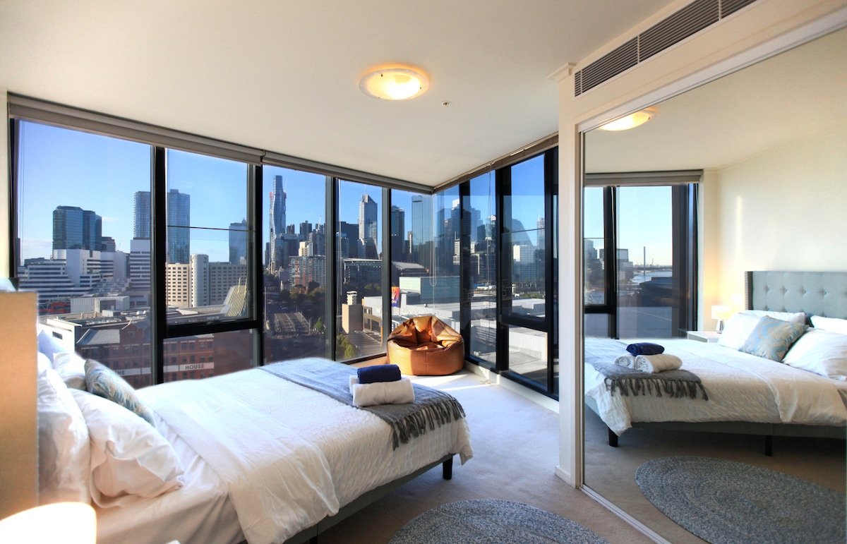 Amazing View 3 BR*2BTH*P APT in Heart of Southbank gallery image 3