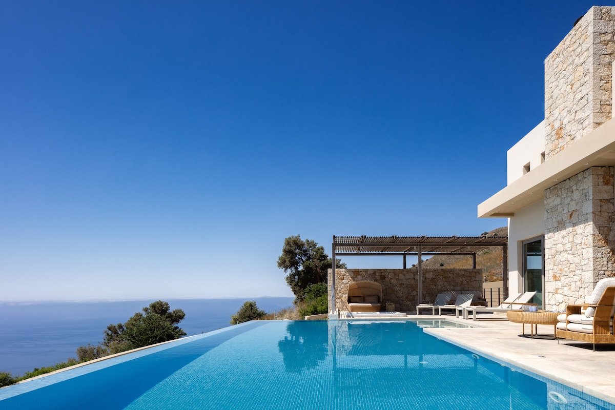 Seclusion Immersed in Sea Views & Spa Comforts gallery image 2