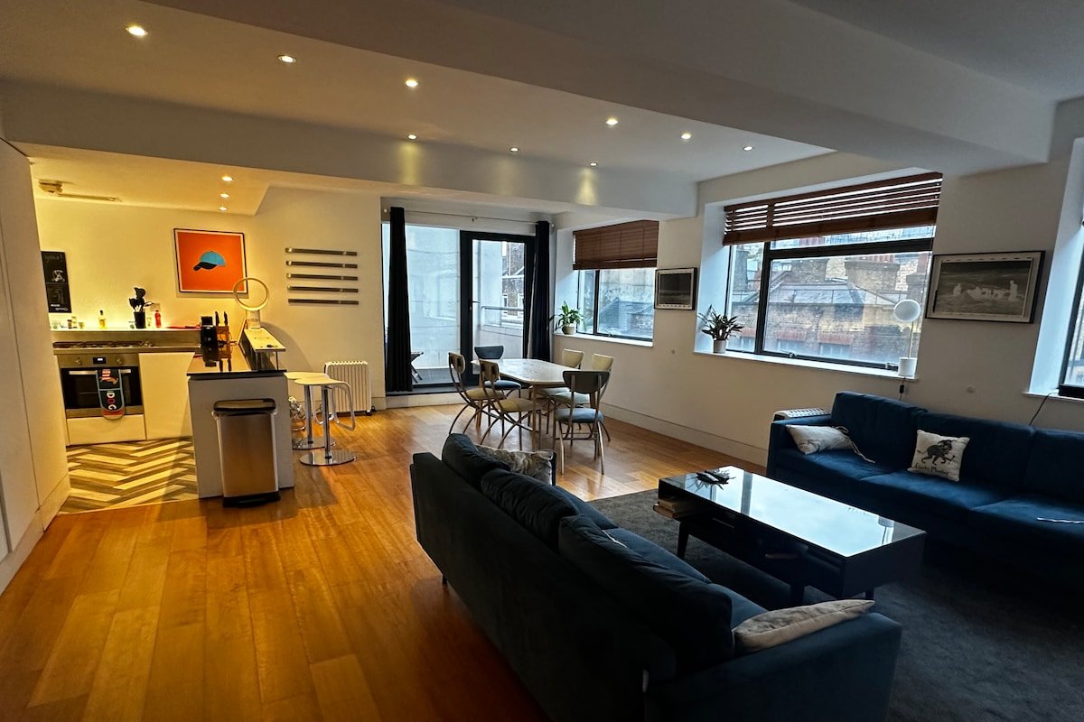 Spacious Soho 3 Bedroom apt & balcony gallery image 2