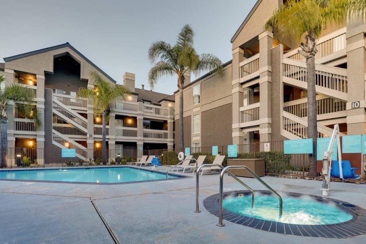2BR Suite Close to Legoland Discovery! Onsite Pool gallery image 2
