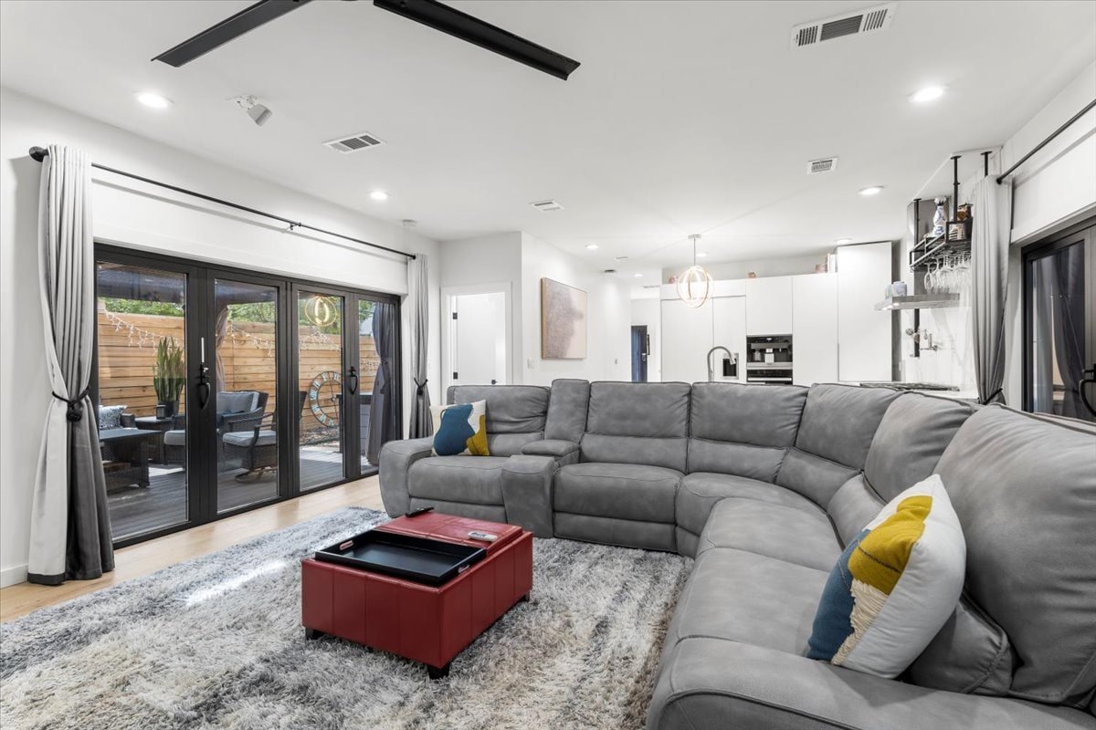 Walkable 3-home 3,800 sq-ft Villa gallery image 4